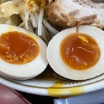 ラーメン もっけだの - 『ベジカレーラーメン』の味玉