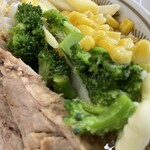 ラーメン もっけだの - 『ベジカレーラーメン』のバター＆ブロッコリー