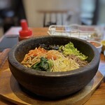Korean Restaurant 210 - 石焼きビビンバはナムルなどの「具」もタップリで、熱々。