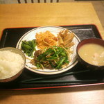 ごはん畑 - レバニラ炒め定食と味噌汁