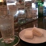 ホワイトラベル - 地元挨拶まわりの締めはここ。一年間お世話になりました。すでに八時間半飲んでるよ(*_*