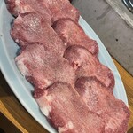 炭火焼肉ホルモンさわいし - 上の段:上タン　下の段:特選タン