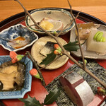 日本料理 太月 - 量少なめコース２３１００円。飯蛸、にこごり 升大根、鯖棒鮨、煮鮑、白魚、鰯梅煮。鯖棒鮨が絶品。他の品もレベルが高く、素晴らしい味わいです。