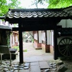 光原社 可否館 - 立派な門を抜けた先にある中庭にはレンガ造りや白壁の建物が