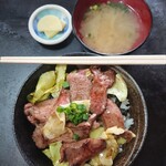 あきちゃん - 牛タン丼と、みそ汁&漬物