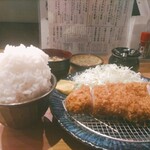 トンカツ ツキウマ - ★★★★ロースカツ定食 1210円 ご飯大盛無料て注文したら日本昔ばなし出てきた！SPFも柔らかくて美味しいし、キャベツお代わり無料なら満点付けたいが、CPイマイチ！