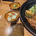SPICY CURRY 魯珈 - 手前がポルポアッフォガード、奥が鯵と青唐辛子のマスタードカレー。