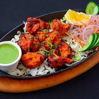 享受正宗的印度菜如辛辣的印度香饭和烤肉串。