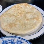 PAK LAHORI RESTAURANT - ゴルナン。通常のものと異なる丸型のナン