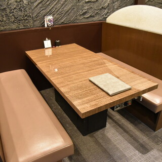 【テーブル4名様×6】
      テーブル席はソファー仕様となっております！