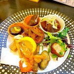 乞食 - おばんざい8種盛り　どれも美味しい