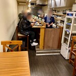 食事処 たつ呑や - 店内ほぼ満席♪
            だけど、皆ほとんど定食食べてる感じだった。