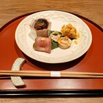 Washoku Mori Yuki - 前菜（牛佃煮、ローストビーフ巻き、鰻の白焼き、あん肝の利久酢、蟹の東寺揚げ）