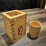 Koshitsu Izakaya Washoku Kyoudo Ryouri Ichi Rin - 秋田杉の酒器にこだわりを感じます。