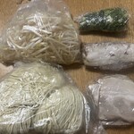 めんくい - 中華そば（中）￥800 チャーシュー（中）￥1,000 具材たち接写