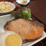 銀亭Cafe&Bar - 大きな鮭の切り身！！