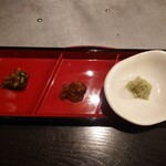 キッチン トット - ◯ニラとネギ
      醤油、味醂の他にもセロリの味わいが良い感じに効いてて
      面白くてピリ辛感もあり美味しい
      ◯南蛮味噌
      郡上味噌の酸味を感じ
      そしてこれもまたピリ辛な味わいで
      旨味、甘味があっていい味変になる