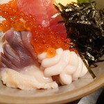 キッチン トット - うぉ〜❕
      白子のこのトロットロな濃厚さある
      クリーミーな味わいは何なんだっ❕
      
      これは感動モンじゃないか❕
      
      イクラの醤油漬けは、お高い鮨店クラスの
      甘味（旨味）シッカリで嫌味も一切なく、旨いねえ❕