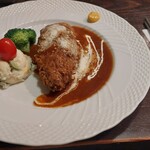 Youshoku Dachesu - チーズハンバーグ。見た目は普通だが、切ると中からトロトロのチーズと肉汁が溢れ出す。私はレギュラーよりこちらの方が好きですね。