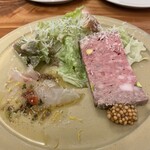 洋食堂 のろ - “前菜3種盛り合わせ”。鮮魚のカルパッチョ、パテ…。正に本格派、手抜き一切無し。期待裏切らない掴みOKなファーストディッシュです！