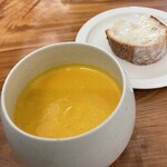 洋食堂 のろ - “本日のスープ”。パンプキン。カボチャの深〜い味わい引き立たせた濃厚で素晴らしく美味いスープ。作り込みの深さにグッと来ます。