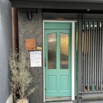 Youshokudou Noro - エントランス！ドアの色味が凄く洒落ています。オーナーのそこはかとないセンスと主張が感じられます。