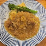 洋食堂 のろ - “京丹波高原豚肩肉の柔らか玉葱煮込み”。メインディッシュ。こんなに柔らかな豚肩肉、こんなにトロトロな甘い玉葱…。一言、「食った事無い！」抜群の美味さ、ホンマ、又々グッと来ました。