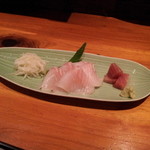 やんたけ - 平目の昆布〆とサービスで鮪がちょこっと