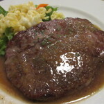 小さな街の食堂 cafe MISTY - ハンバーグみたいな楕円形ですが、確かにステーキでした