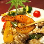 創作料理 YAESU BISTRO - 牡蠣と海老の黒胡椒炒め