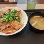 松屋 - 炙り十勝豚丼８３０円は、サラダなどが付かず味噌汁だけとシンプル