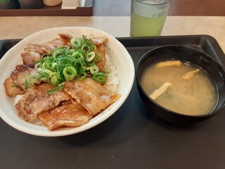 松屋 - 炙り十勝豚丼８３０円は、サラダなどが付かず味噌汁だけとシンプル