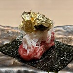 Azabu Juuban Yakiniku Buruzu - キャビアと蟹のユッケ風海苔巻き