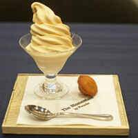 ザ モメンタム バイ ポルシェ - メインランチ 2200円 のモカソフトクリーム、小菓子