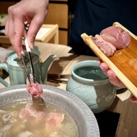 水たき料亭 博多華味鳥 ヒルトンプラザウエスト店 - 次々に投入！