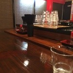 慶次 - ピカピカのカウンターとグラス。