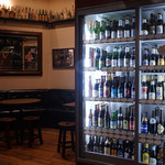 クラフトビールとフィッシュ&チップス パブリックハウス ホサンナ - 世界のビールや地ビールの瓶が約100種類。