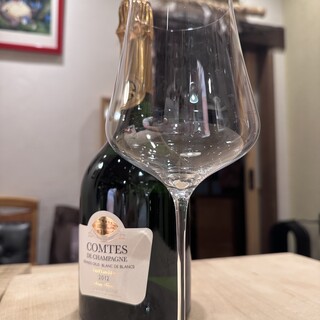 日本酒はもちろんシャンパーニュ、ワインも多数