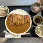 アンの家 - カツカレー1000円税込　お刺身　サラダ付き