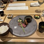 Gendai Satoyama Ryouri Zen Hausu - メインのステーキと食べ放題のご飯と味噌汁と付け合わせ