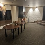 カエンネ - 奥には暖炉のあるサロン空間も｡