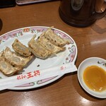 Gyouzano Oushou - 餃子のタレにラー油をブレンドして頂きます