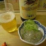 よってけふうちゃん - ビール中瓶[550円]＆お通し(生しらすの酢味噌和え)[300円]