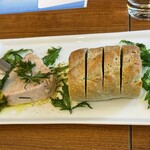 NIWA - 近海産キハダマグロの自家製ツナ　よもぎパン添え