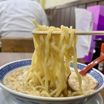 新潟発祥 なおじ - 「背脂中華 味玉」の麺
            2024年1月31日