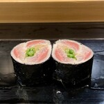 Togoshiginza Sushi Bando - 鰯ガリ巻き
                      伊山さんの鰯ガリ巻き、めちゃ美味しいのです♪
                      目の前で鰯の準備をされる光景を見ると、キターと気分が上がります⤴︎
                      鰯の強烈な脂をガリの酸味が抑え込み、海苔の風味と共に美味しさへと導きます！
                      