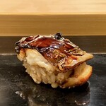 戸越銀座 鮨 ばんど - 穴子 対馬
焼きたての熱々を、ハフハフしながらいただきます。
煮詰めの味付けが良く、これをご飯にかけて食べたいくらいなのですd(^_^o)