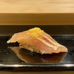 Togoshiginza Sushi Bando - 春子鯛 茨城 黄身酢おぼろ
      握りの初手は春子鯛、春を待ちわびる意味合いもある様に感じます。
      黄身酢おぼろのほろ甘さに酸味と、赤酢のシャリにまろやかに包まれた身の柔らかな春子鯛、しっとりして美味です♪