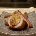 Togoshiginza Sushi Bando - 子持ちヤリイカ
      ぷっくりと膨れたまん丸なヤリイカ、味付けも丁度良く美味しく炊き上がっています♪
      柚子の香りがワンポイントです。