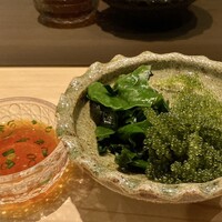 戸越銀座 鮨 ばんど - ワカメ・海ぶどう（久米島） ポン酢
                    お鮨屋さんの海藻って美味しいですよね、ちょっとしたつまみとして大好きです♪